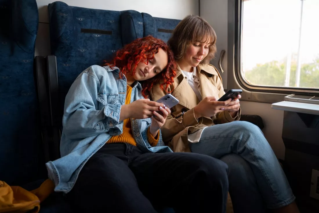 Amigos a viajar juntos de comboio