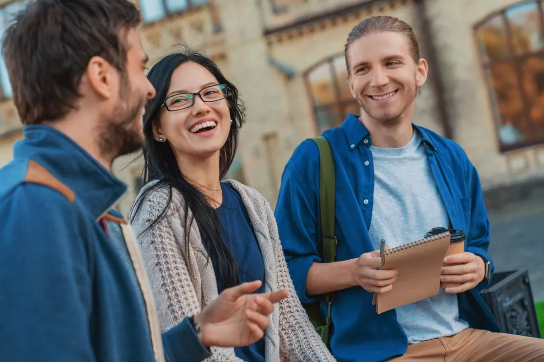 Estudantes de vários países num campus universitário